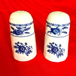 Johnson Brothers Indigo Blue Salt and Pepper Shaker Set
